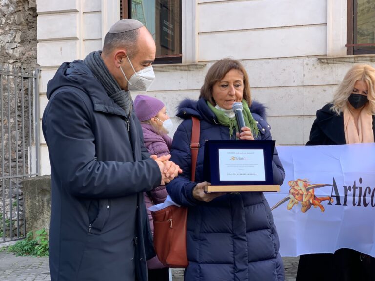 La targa di Articolo 21 alla Comunità Ebraica di Roma “per non dimenticare” e combattere le parole d’odio