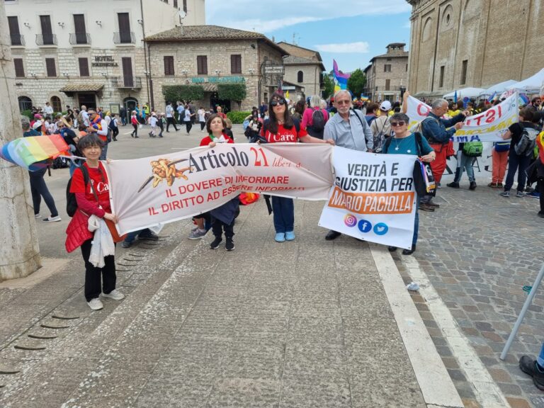In diecimila alla Marcia Perugia Assisi. I giovani rivendicano un mondo senza più guerre. Per Articolo 21 l’impegno su verità e giustizia