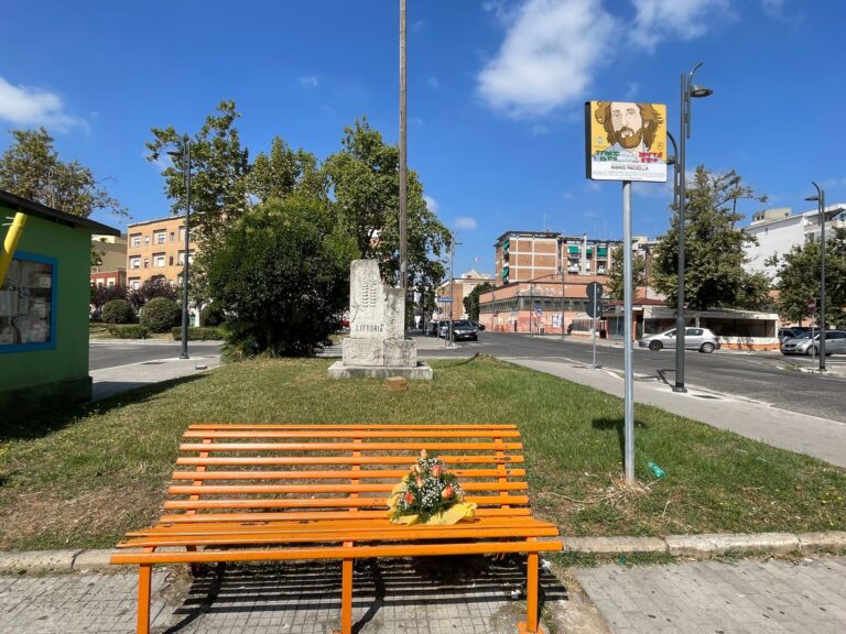 Fiori per ricordare Mario Paciolla sulla panchina arancione di Latina