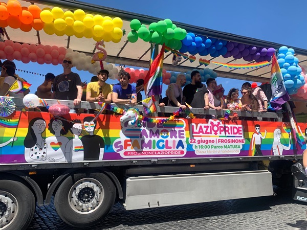 “Più diritti per tutti”. Un milione di persone al Pride di Roma