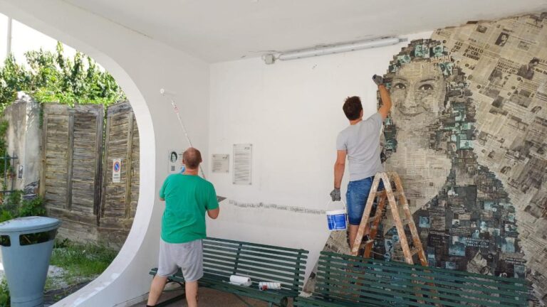 A Ronchi dei Legionari restaurata la fermata del bus dedicata a Daphne Caruana Galizia