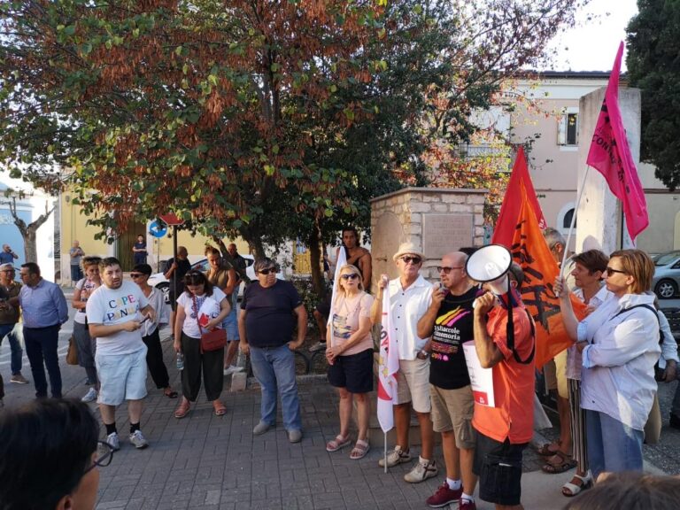 In presidio per chiedere la chiusura del CpR di palazzo San Gervasio