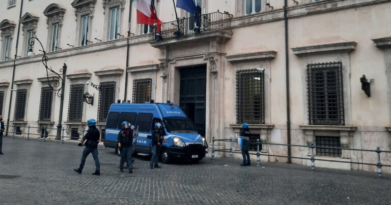 Via i poliziotti dal piano della premier? Se la notizia fosse vera avrebbe un sapore eversivo