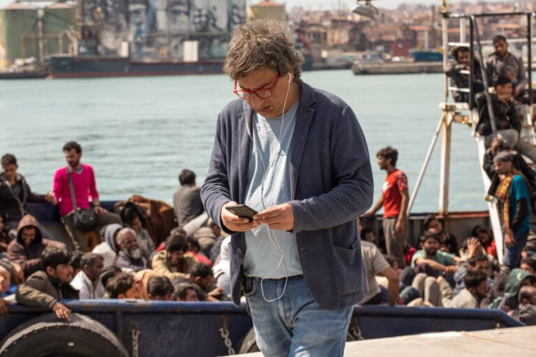 Sergio che racconta controvento i migranti del Mediterraneo