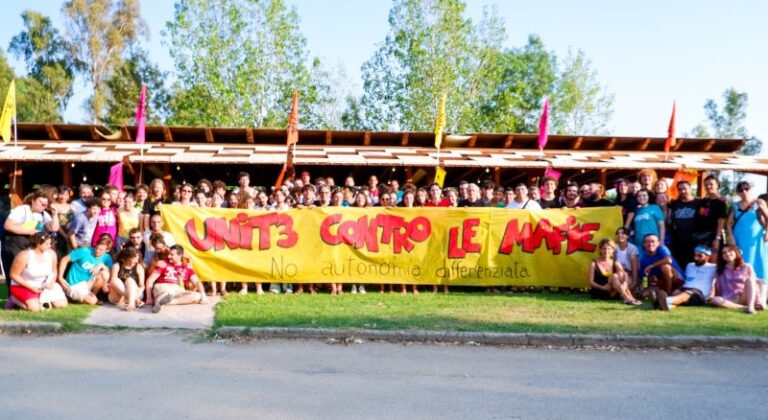 “Uniti contro le mafie. No all’autonomia differenziata” sullo striscione di Maiano