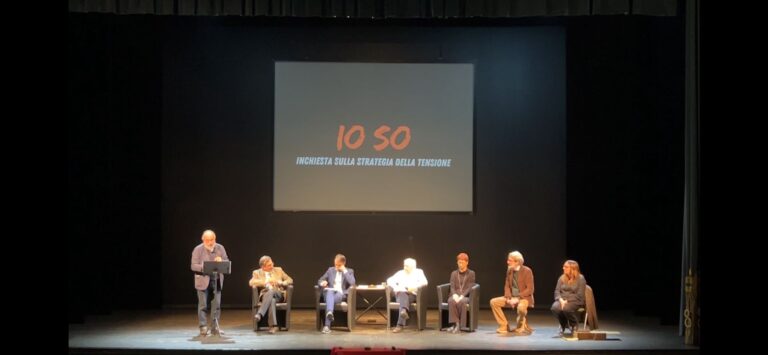 Io so. E forse ne ho anche le prove…. Tutto esaurito nello spettacolo teatrale a Brescia