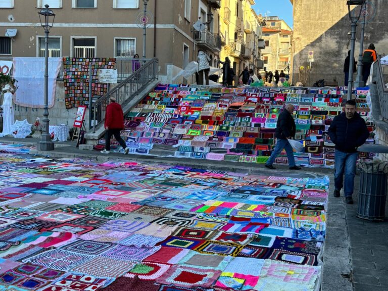 A Isernia, lo yarn bombing per dire no alla violenza sulle donne