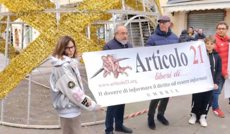 Uno striscione per Cecilia Sala sul Municipio di Gualdo Tadino